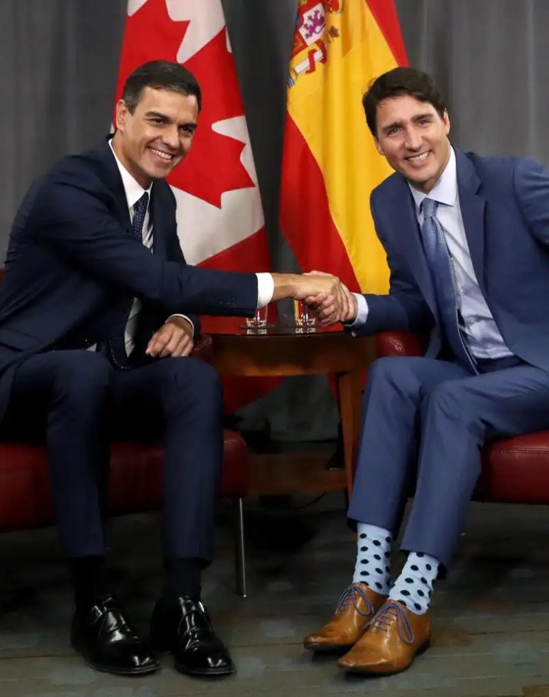 El presidente del Gobierno español Pedro Sánchez estrecha la mano del primer ministro canadiense, Justin Trudeau / Efe