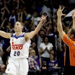 El escolta estadounidense del Real Madrid Jaycee Carroll celebra un triple ante el Unicaja, en el segundo partido del Play off de semifinales