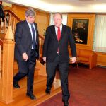 El alcalde Antonio Silván, junto al rector de la Universidad leonesa (ULE), Juan Francisco García Marín, antes de firmar el acuerdo
