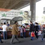 Un mercadillo situado bajo una autopista en la ciudad de Damasco el pasado 27 de febrero