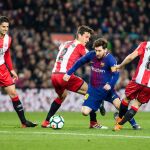 Messi intenta driblar a varios rivales en el último Barça - Girona que se disputó en el Camp Nou / Efe