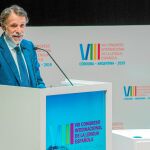 José Creuheras, durante su intervención en el Teatro General San Martín, ha pedido a instituciones públicas y privadas de toda Hispano-américa un esfuerzo común para impulsar nuestra lengua
