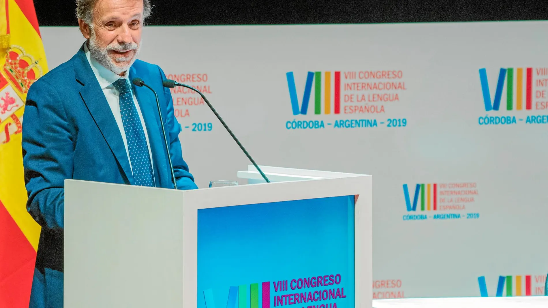 José Creuheras, durante su intervención en el Teatro General San Martín, ha pedido a instituciones públicas y privadas de toda Hispano-américa un esfuerzo común para impulsar nuestra lengua