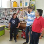 Elías Aguado y Manuel Pascual, en la agrotienda con productos del campo que la cooperativa inauguró en julio