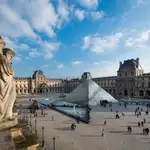 Vista general de la Pirámide de Louvre, de cuya construcción se cumplen 30 años