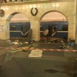 El tren tras la explosión, parado en la estación