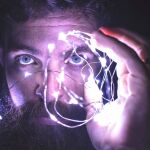 Usar pantallas móviles antes de dormir perjudica al rendimiento del cerebro...y engorda