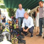 El presidente de la Región, Pedro Antonio Sánchez, revisa el equipamiento de buceo en el Centro de Cabo de Palos