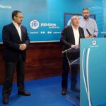 El portavoz del PP en Moratalla, Pascual Soria, junto al edil Pablo Fernández y el portavoz del PP regional, Víctor Martínez