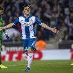 El centrocampista del RCD Espanyol José Manuel Jurado (i) celebra su gol ante la UD Las Palmas