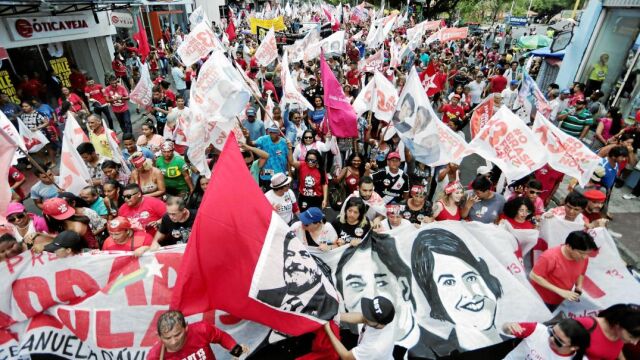 Seguidores del candidato Fernando Haddad en la ciudad brasileña de Manaus