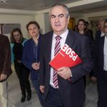 Rafael González Tovar (c), acompañado por los otros 12 diputados del grupo socialista en la Asamblea General, el pasado 24 de marzo
