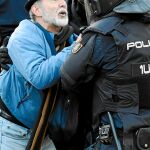 Los antidisturbios desalojaron a los taxistas acampados en el Paseo de la Castellana / Efe