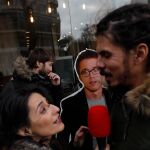 Varios miembros de Podemos fueron recibidos ayer por un cartel de Íñigo Errejón a su llegada al Consejo Ciudadano Estatal de la formación morada
