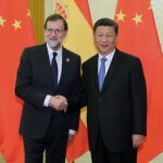 El presidente del Gobierno español, Mariano Rajoy (i), saluda al presidente de China, Xi Jinping (d), al inicio del encuentro bilateral que han mantenido hoy en el Gran Palacio del Pueblo