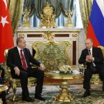 El presidente ruso, Vladímir Putin, y su homólogo turco, Recep Tayyip Erdogan, conversan durante su reunión en el Kremlin