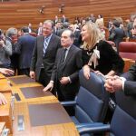 El seleccionador nacional de fútbol conversa con varios consejeros del Ejecutivo autonómico, antes de comenzar el acto