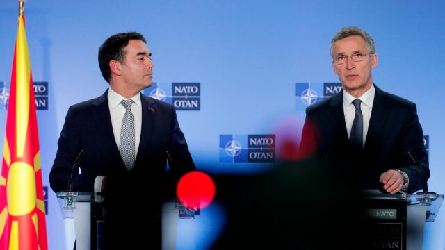 El ministro macedonio de Exteriores, Nikola Dimitrov, y el secretario general de la OTAN, Jens Stoltenberg, tras la firma del protocolo de acceso a la Alianza Atlántica en Bruselas