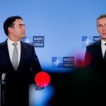 El ministro macedonio de Exteriores, Nikola Dimitrov, y el secretario general de la OTAN, Jens Stoltenberg, tras la firma del protocolo de acceso a la Alianza Atlántica en Bruselas
