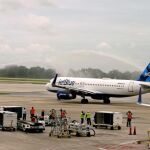 El avión entró en la pista bajo un arco de agua