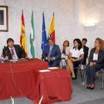 El regidor Manuel Benítez pugna con Anguas (a la derecha en la segunda fila) en el PSOE de Castilleja