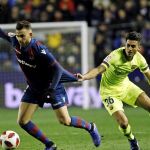 Chumi, jugador del Barça, durante el partido de ida en Copa ante el Levante / Ap