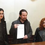 Pablo Iglesias, acompañado por la tuitera Cassandra Vera, una joven investigada por enaltecimiento del terrorismo, y la diputada por La Rioja de la formación morada, Sara Carreño