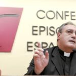 El portavoz de la CEE, José María Gil Tamayo, insistió en que «no se compare al refugiado con el delincuente»