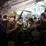 Vecinos del barrio, miembros del Ejército libanés y de Defensa Civil en el lugar de los atentados