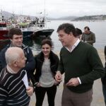 El secretario general del PSdeG, José Ramón Gómez Besteiro (c), acompañado por marineros del cerco