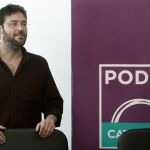 El líder de Podem, Albano Dante Fachin, durante la rueda de prensa que ha ofrecido esta mañana en el sede del partido en Barcelona