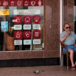 Un local de cambio de moneda en Estepona (Málaga) muestra la caída de libra.