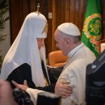 El patriarca ruso Kirill y el Papa Francisco se abrazan ayer en La Habana tras un millar de años de cisma entre católicos y ortodoxos