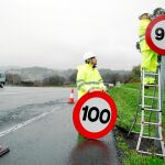 Hungría redujo el límite en vías urbanas de 60 a 50 km/h en 1993, y ello se tradujo en un descenso de las muertes un 18,2%. En la foto, cambio de señales ayer en una carretera gallega / Efe