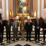 En la imagen, de izquierda a derecha: Don Salvador de Lacy y Pérez de los Cobos; el Embajador Excmo. señor Marqués de Casa Arnao Don Jacobo González-Arnao y de Campos; Ilmo. señor Conde de San Llorens de Munt Don José de Quadras y Sans; Excma. señora Marquesa de Maqueda Doña Pilar Paloma de Casanova y Barón; el Maestre de Ancre Conde de Ramírez de Arellano, Ilmo. señor Don Miguel del Castillo y Dalmás; Excmo. señor Marqués de Santa Maria de Carrizo, de Heredia G de A y de Valbuena de Duero, Don Francísco de Asís Gonzalez de Regueral y de La Roza; Excmo. señor Duque de Maqueda, Don Francísco de Asís Lopez de Becerra de Solé y Martín de Vargas, ante el Altar Mayor de la Catedral de las Fuerzas Armadas. / Foto: La Razón