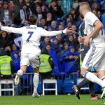 Cristiano Ronaldo celebra su gol, el segundo del Real Madrid, anoche en el Bernabéu, frente a la Real Sociedad