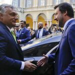 El húngaro Viktor Orban y el italiano Matteo Salvini se estrechan la mano en Milán