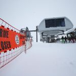 Una señal deniega el acceso a una de las pistas de la estación de esquí Deux Alpes en Francia