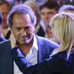 Daniel Scioli, junto a su esposa Karina Rabolini, tras reconocer su derrota en la segunda vuelta electoral en Buenos Aires