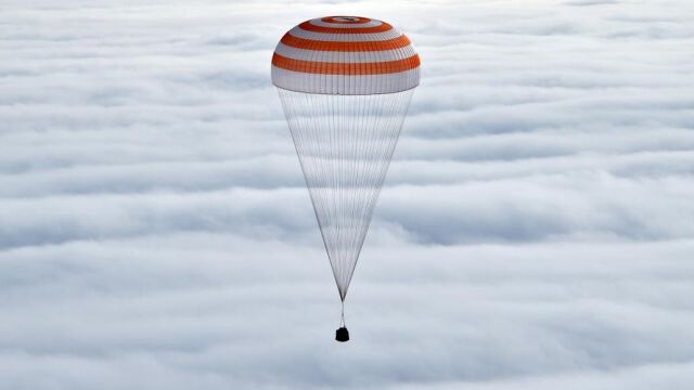 La nave Soyuz con los tres astronautas a bordo, a punto de llegar a a Tierra tras desprenderse de la EEI