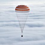 La nave Soyuz con los tres astronautas a bordo, a punto de llegar a a Tierra tras desprenderse de la EEI