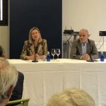 La candidata del PP al Ayuntamiento de Valladolid, Pilar del Olmo, junto al presidente de la Cámara, Victor Caramanzana