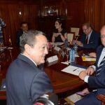 El presidente de la Mesa del Agua, José María Albarracín (izda.), y el de la Región, Pedro Antonio Sánchez, ayer