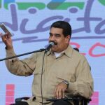 Fotografía cedida por el Palacio de Miraflores del presidente de Venezuela, Nicolás Maduro (i), hablando durante un acto con simpatizantes transmitido por la televisión estatal VTV