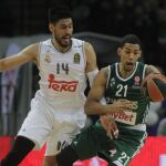 El jugador del Real Madrid Gustavo Ayón pelea por el control del balón con el jugador del Zalgiris Kaunas Oliver Hanlan