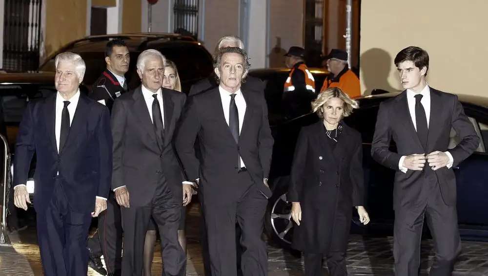 La familia Alba el día del funeral de la Duquesa