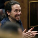El líder de Podemos, Pablo Iglesias, se ríe de una de las propuestas de Pedro Sánchez
