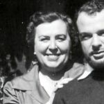 Una voz a reivindicar. El poeta Jaime Gil de Biedma, en una imagen de su juventud, acompañado de su madre