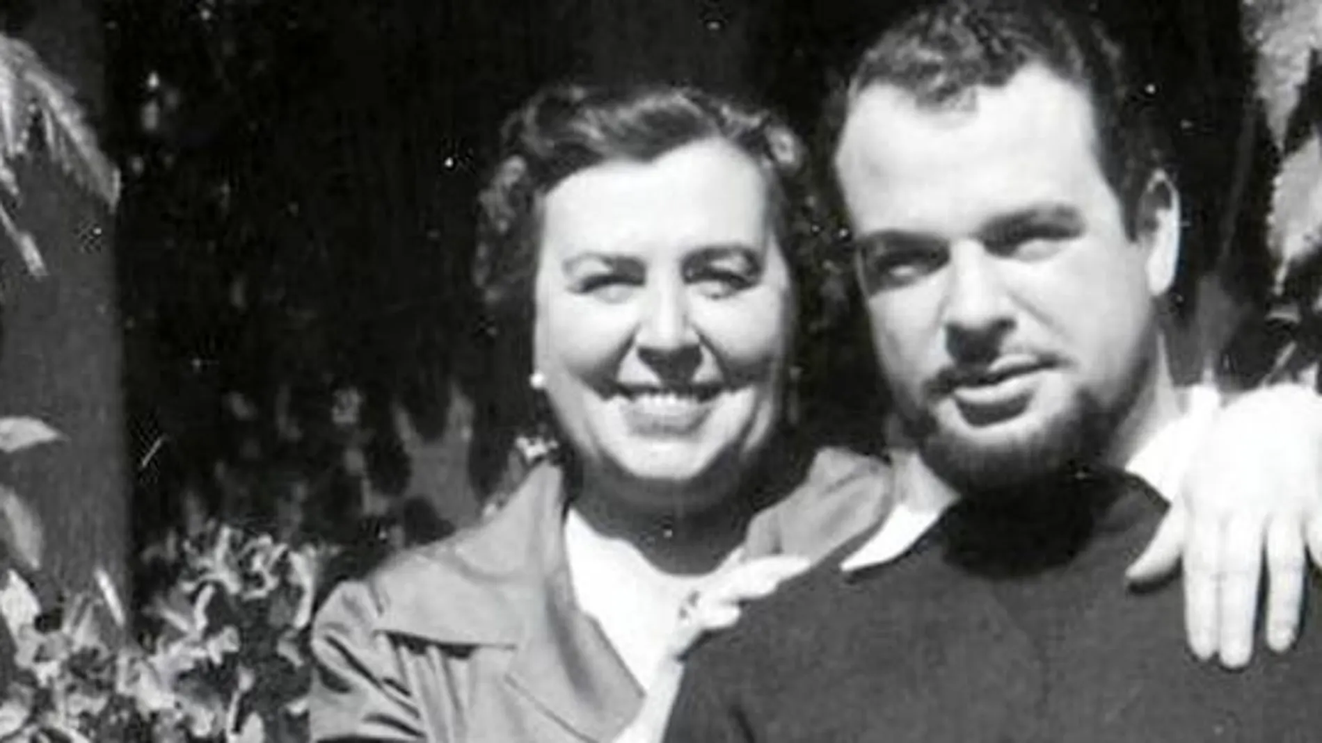 Una voz a reivindicar. El poeta Jaime Gil de Biedma, en una imagen de su juventud, acompañado de su madre