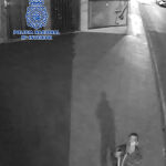 Imagen del detenido asaltando la vivienda de su amigo